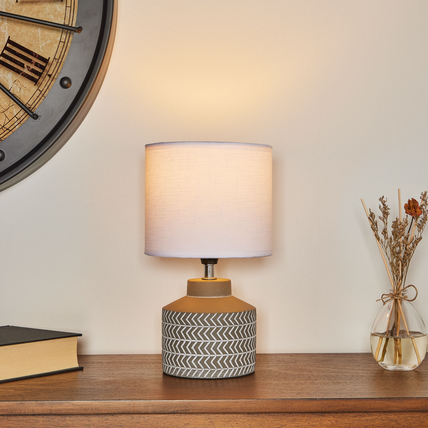 Natural bedside table deals lamps